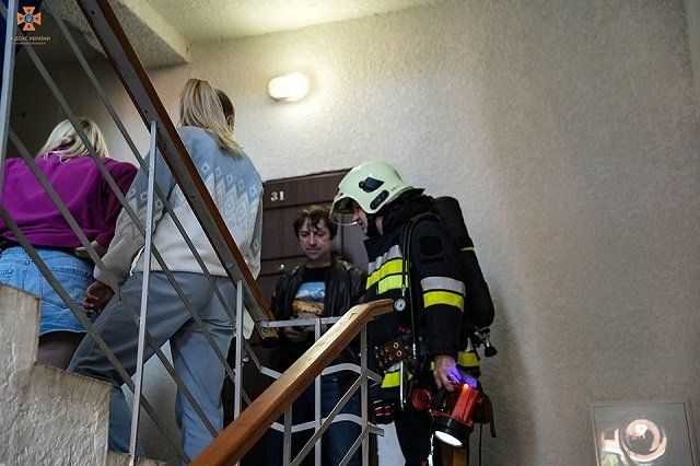  В Ужгороде спасатели забрались в квартиру через окно и потушили пожар
