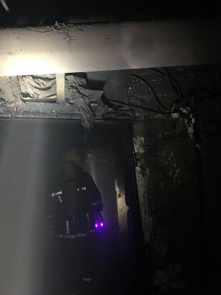 На Закарпатье пожар в многоэтажек тушили целый час 