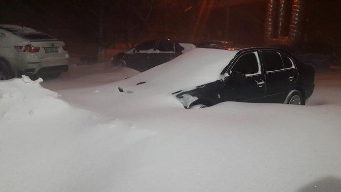 В Днепре стихия устроила настоящий снежный коллапс