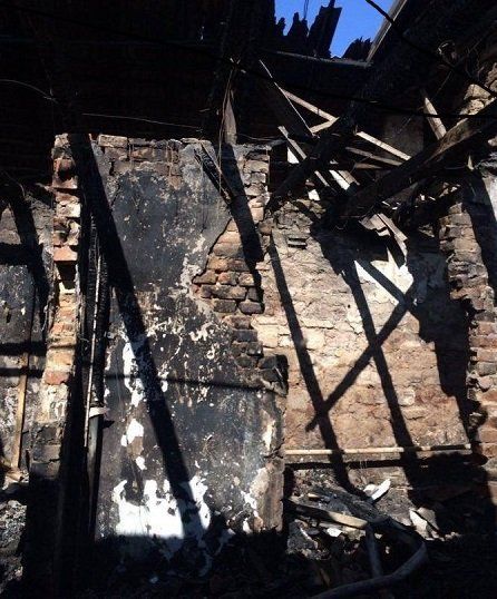 Дом сгорел за 2 часа, поскольку стены комнат были оббиты пластиком