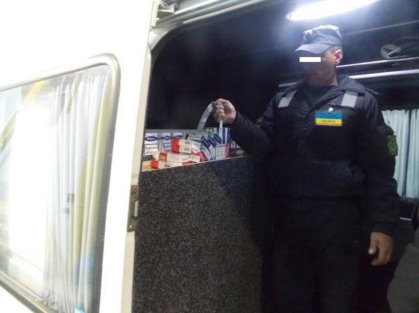 Украинец пытался провезти в Италию более 1 400 пачек контрабандных сигарет