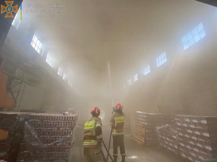 Пожар гигантских масштабов в Ужгороде не удается потушить третий час 