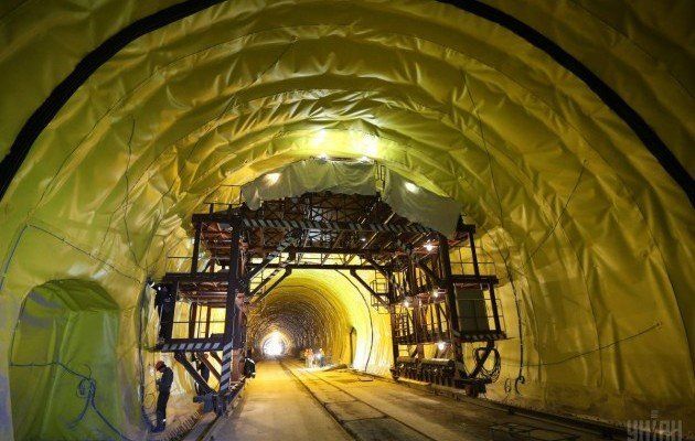 Будівництво Бескидського тунелю в Карпатах.