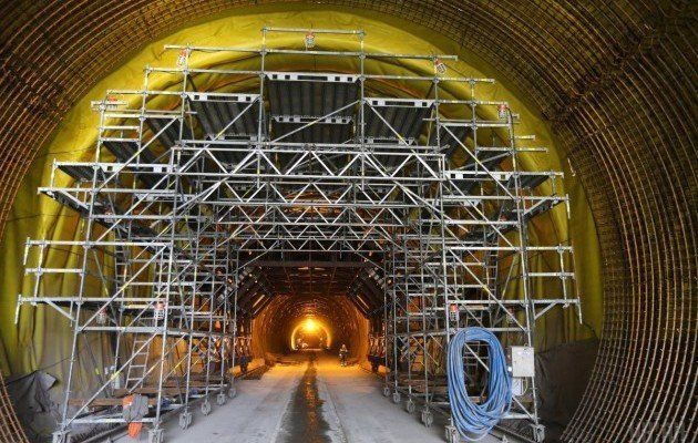 Будівництво Бескидського тунелю в Карпатах.
