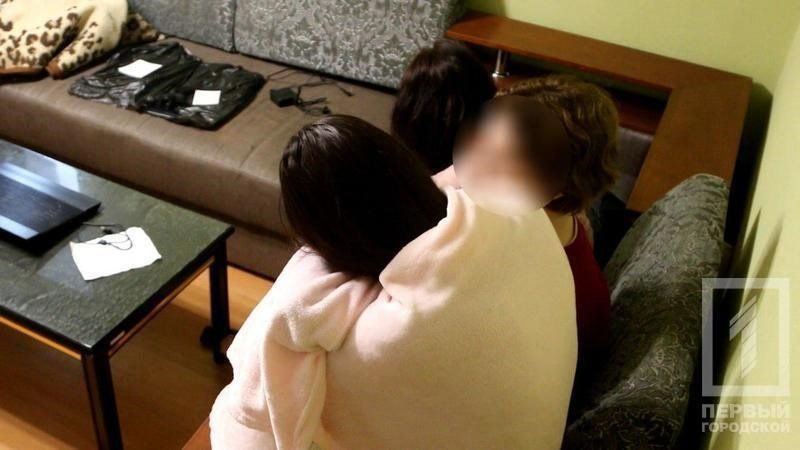 В Кривом Роге полиция задержала трех несовершеннолетних девочек которые открыли онлайн-порностудию