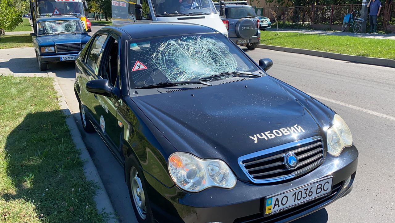 Напівголий "шизик" в Ужгороді трощив скло та стрибав по автомобілях, доки його не "пов’язали"