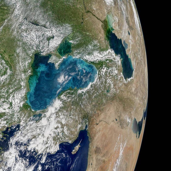Украина и "перламутровое" Черное море из космоса