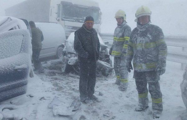 На дорогах Словакии из-за снегопада столкнулись десятки авто