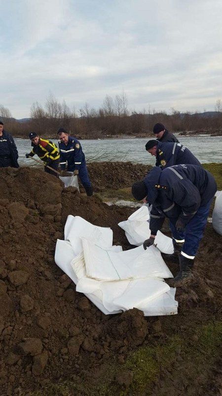 На Закарпатье спасатели помогают водникам восстанавливать дамбы