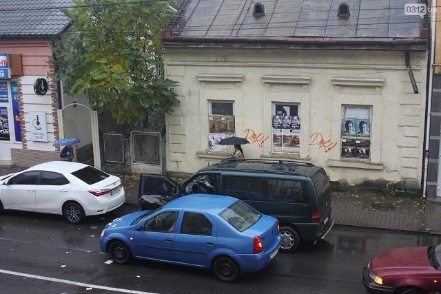 ДТП в Ужгороде: "Дачия" оторвала "Фольксвагену" дверь