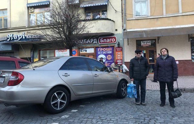 Мэр Ужгорода припарковался на пешеходном переходе