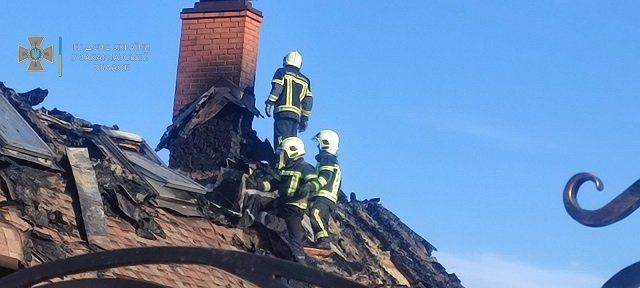 В Закарпатье горел-пылал дом - тушили и соседи, и спасатели