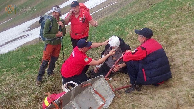 Летел 80 метров: В горах Закарпатья едва не погиб местный житель 