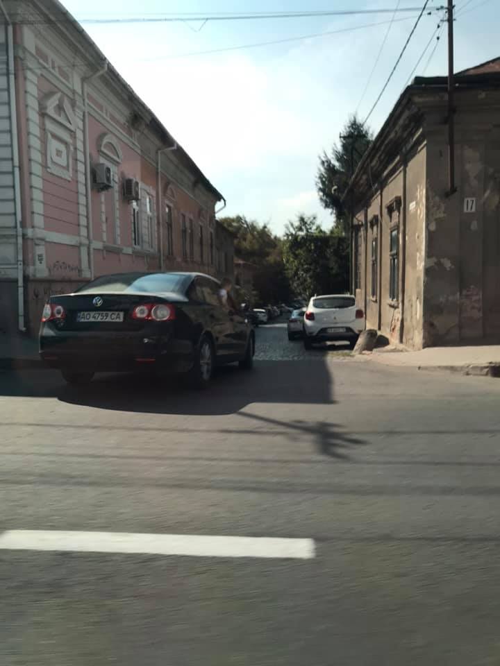 Страшные кадры! И Ужгороде сняли мальчика, который наполовину "торчал" с окна движущегося автомобиля