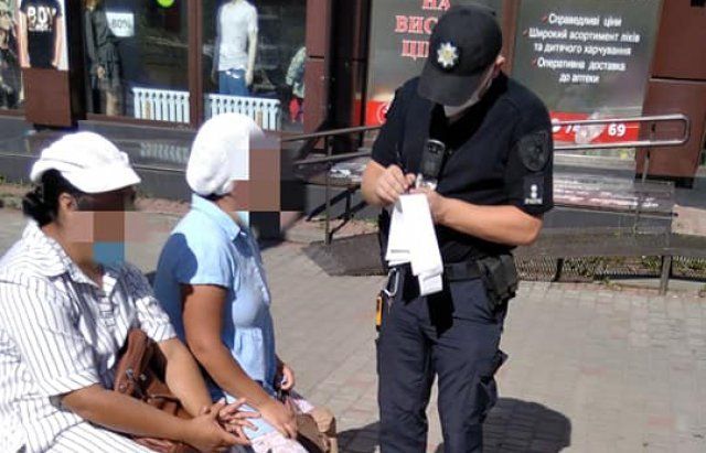 Злодійка із Закарпаття показала муніципалам український паспорт з російським гербом на обкладинці