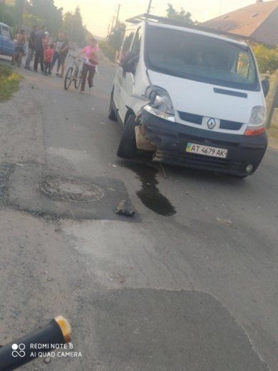 В Ужгороді на сумнозвісній "Радванці" не розминулися легковик із мікроавтобусом