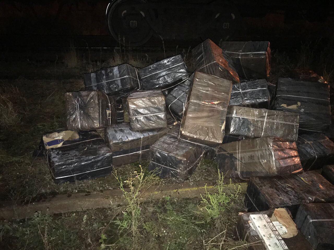 Митники Закарпаття виявили під котунами в потязі майже 15 тисяч пачок цигарок