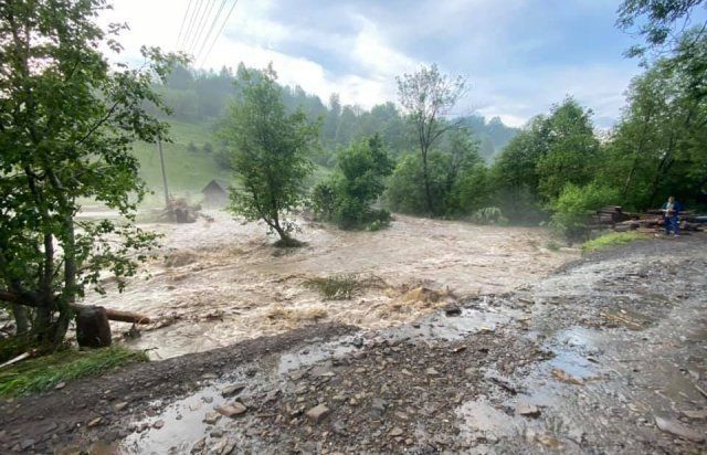 "Ніагарський водоспад" з неба за дві години затопив один із гірських районів Закарпаття