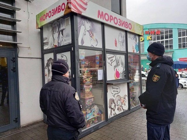 В Закарпатье полиция наведалась с "новогодним" рейдом в магазины и рынки 
