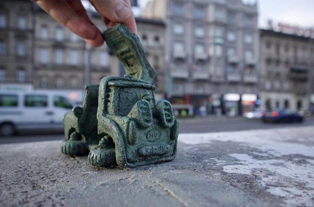 В столице Венгрии поселился третий мини-автомобиль от скульптора из Закарпатья 