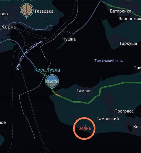 Под Таманью, прямо возле Крымского моста, масштабно горит нефтебаза 