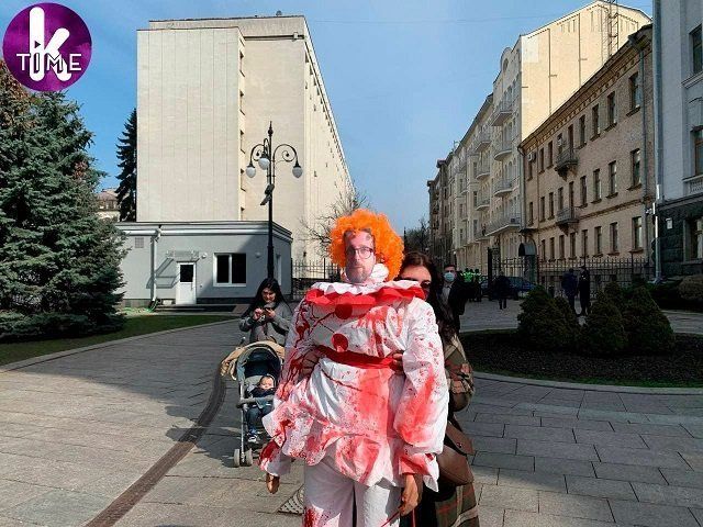 В Киеве под Офисом президента Нацкорпус устроил первоапрельський перформанс