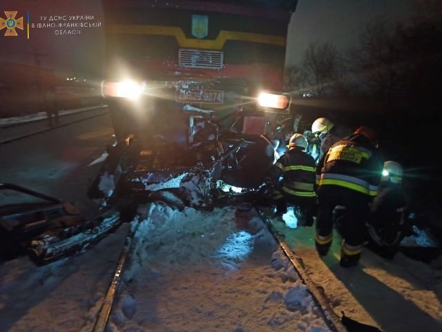 В Ивано-Франковской области ВАЗ вылетел прямо под поезд - авто всмятку, погибли люди