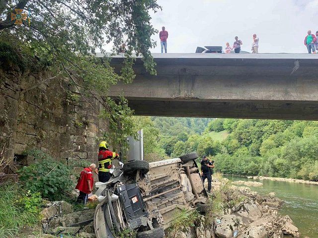 Жесткое ДТП в Закарпатье: Легковушка сделала "кульбит" с моста прямо в реку 