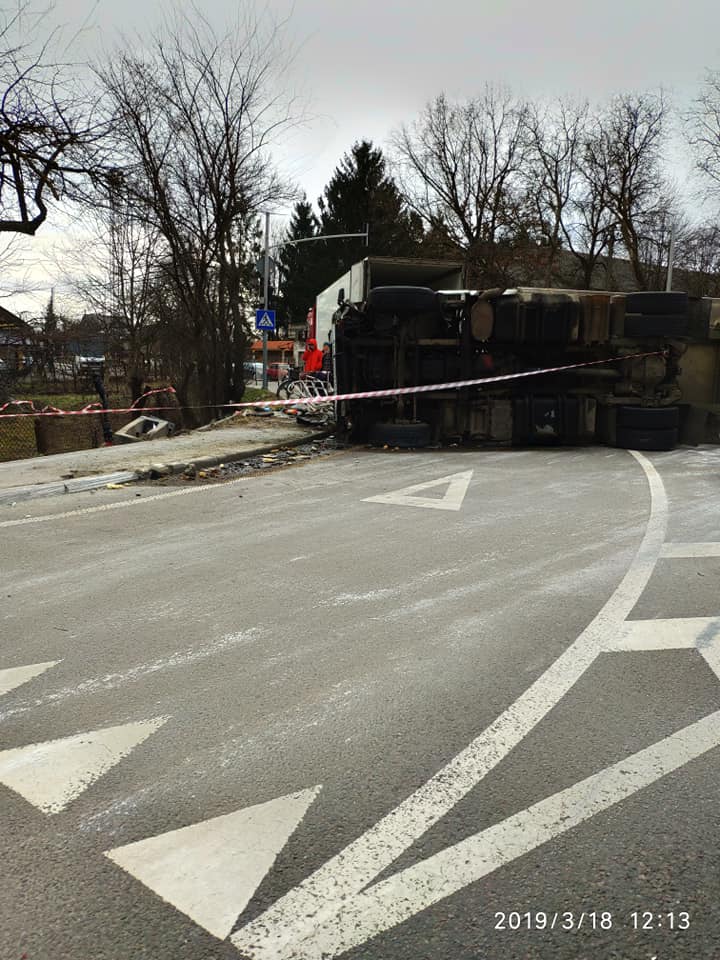 На трассе "Киев-Чоп" перевернулась камион от фирмы "Roshen"