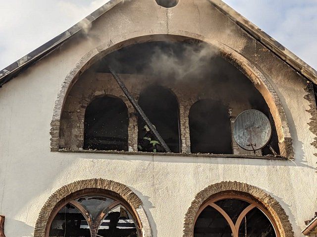 "Хан" в огне: В Закарпатье пожар охватил здание ресторана