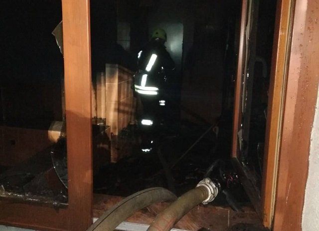 В Закарпатье в мотеле среди ночи вспыхнул сильный пожар, пострадал 10-летнний ребенок