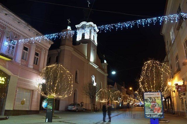 Областной центр Закарпатья украсили на новогодне-рождественские праздники