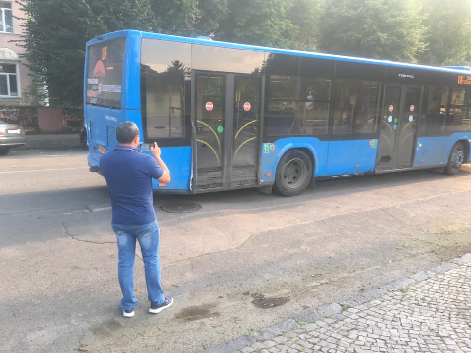 Тройное ДТП в Закарпатье: Пьяный на Мерседесе влетел в коммунальный автобус и 2 легковушки