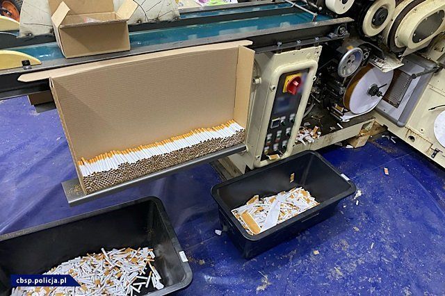 В Польше накрыли две подпольные фабрики производства сигарет, где работали украинцы