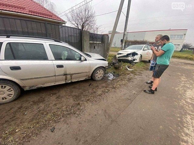 ДТП под Ужгородом: Лихач на Opel влетел в припаркованный новенький Fiat 