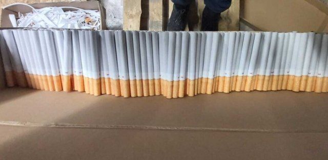 Тонны табака и миллионы сигарет: В Словакии обнаружили нелегальную фабрику, задержаны украинцы