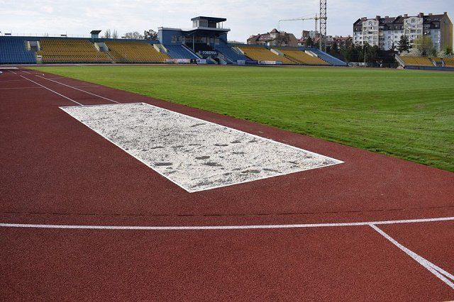 В обласном центре Закарпатья торжественно открыли реконструированный стадион «Авангард»