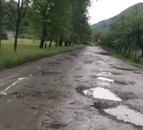 Дорога жаху: Відрізок дороги Верхнє Водяне-Водиця в Закарпатті приводить водіїв у відчай