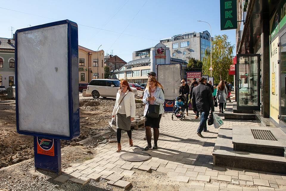 Рекламні сітілайти вирішили "посадити" замість дерев на площі Петефі в Ужгороді