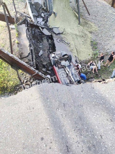 Мост с машинами рухнул в Закарпатье, пострадали люди