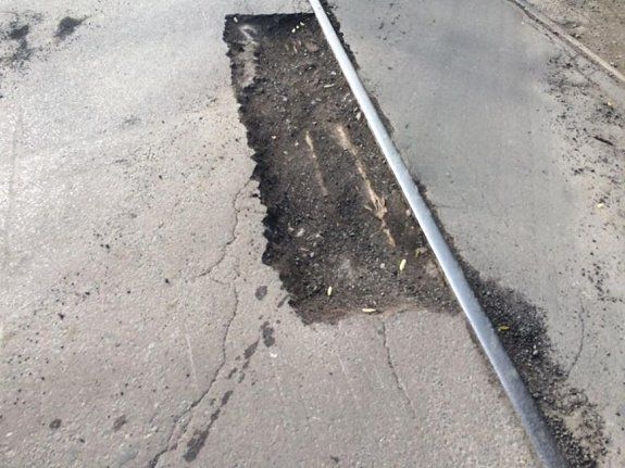 Ужгородские ремонтники забыли заасфальтировать яму