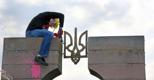 В Польше активисты демонтировали памятник фашисткому отребью УПА