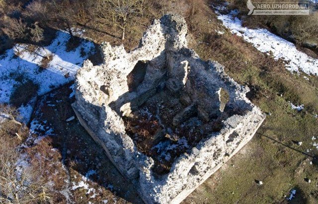 Замок у селищі Середнє на Закарпатті є єдиним замком тамплієрів в Україні.