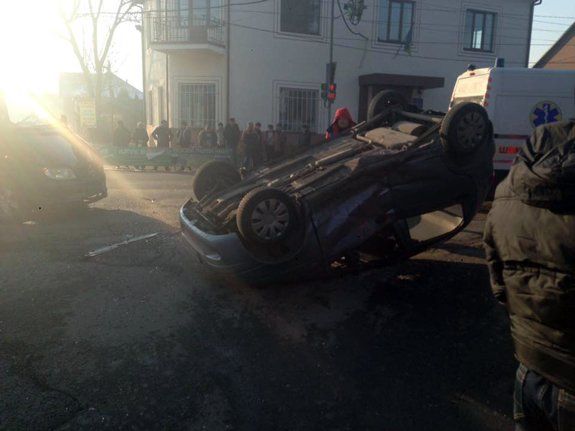 На Закарпатье в результате столкновения перевернулся автомобиль