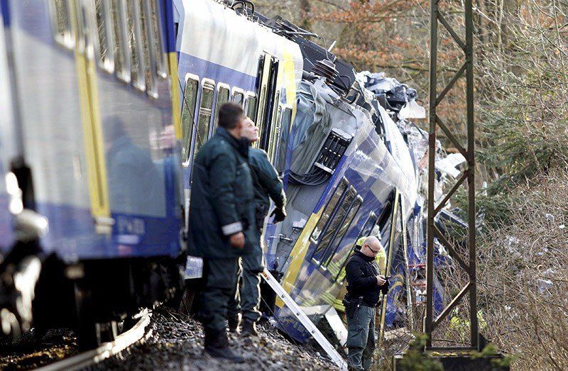 в Германии погибли 4 пассажира, машинисты обоих поездов и проводник