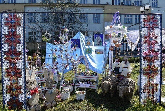 Что украшает площадь Народную в Ужгороде?