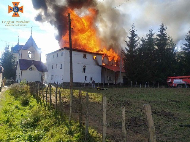 Больше трех часов тушат загоревшийся монастырь в Закарпатье