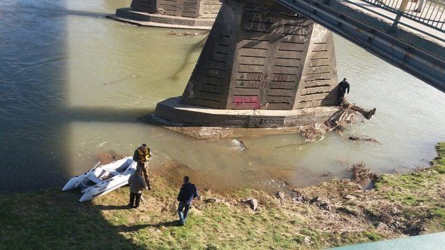 Спасатели расчищали в Ужгороде опоры пешеходного моста