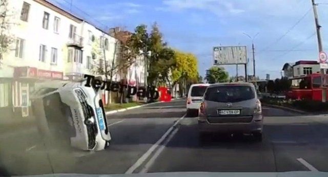 Жесткое ДТП в Кременчуге: Авто патрульных на полном ходу сделало сальто-мортале 