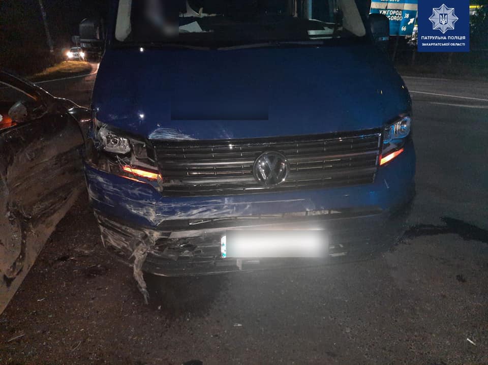 Авария в Закарпатье: "Шумахер" на Renalt протаранил Volkswagen, есть пострадавшие 